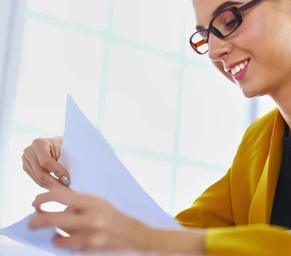 Schöne Junge Geschäftsfrau Erledigt Ein Paar Papierkram Während Sie Schreibtisch — Stockfoto