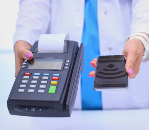 Dokter Houdt Betaalterminal Handen Betalen Voor Gezondheidszorg Dokter — Stockfoto