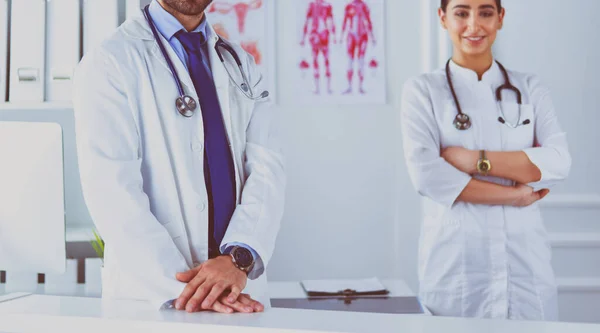 Attraktiver Männlicher Arzt Vor Medizinischer Gruppe — Stockfoto