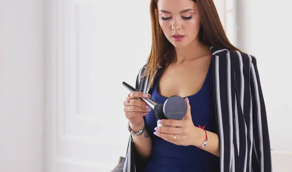 Primer Plano Retrato Mujer Con Cepillo Maquillaje Cerca Cara —  Fotos de Stock