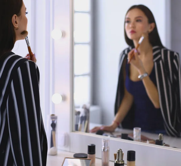 Vacker Flicka Tittar Spegeln Och Tillämpa Kosmetika Med Stor Borste — Stockfoto