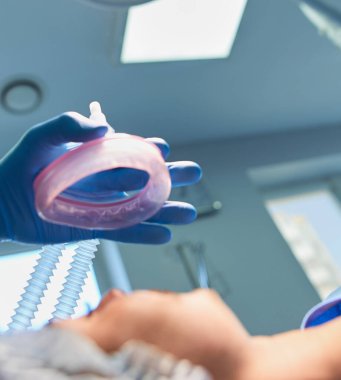 Ameliyathanede çalışan bir cerrah..