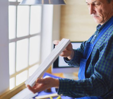 Ofisteki çizim masasında çalışan mimar.