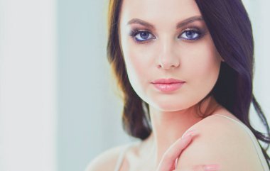 Evdeki yatakta uzanmış güzel esmer