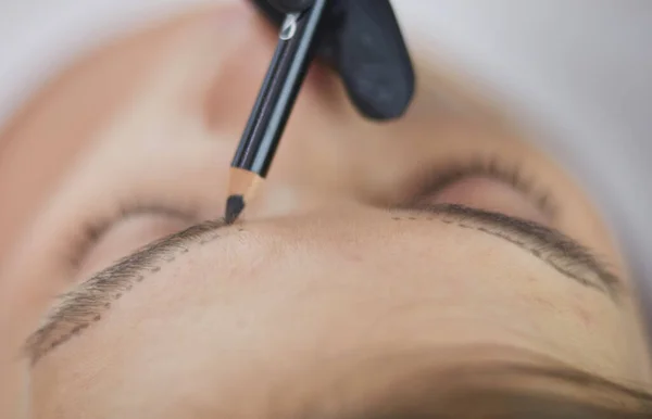 Kosmetikerin Schminkt Die Augenbrauen Dauerhaft — Stockfoto