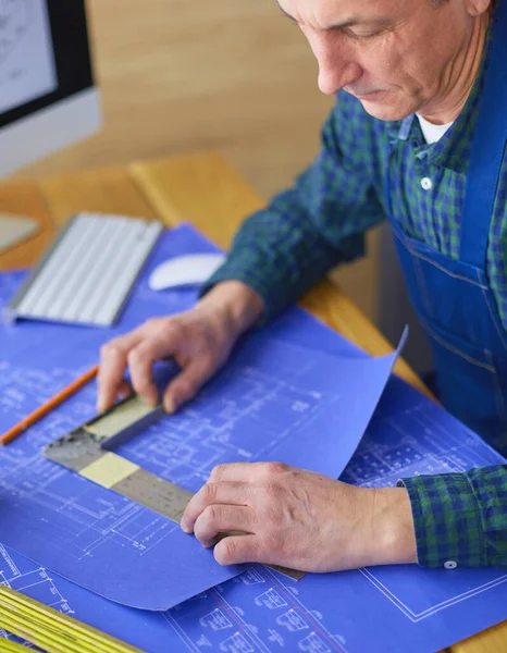 Architect Werkt Aan Tekentafel Kantoor — Stockfoto