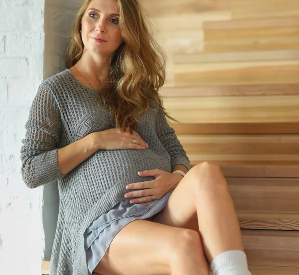 Mooie Jonge Zwangere Vrouw Zit Trappen Van Een Houten Ladder — Stockfoto