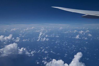 Bulutların üstündeki gökyüzünde