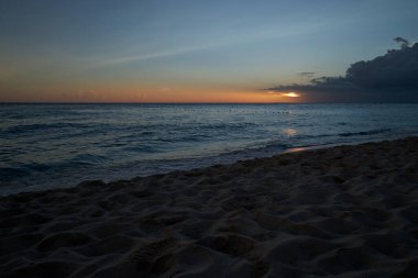 Karayip Denizi üzerinde güzel gün batımı