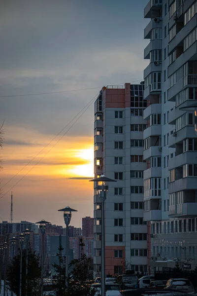 Una Hermosa Puesta Sol Sobre Telón Fondo Una Gran Ciudad —  Fotos de Stock