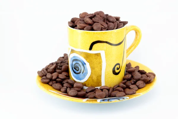 Puchar pełen ziaren kawy — Zdjęcie stockowe