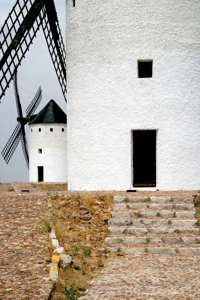 Dos viejos molinos de viento — Foto de Stock