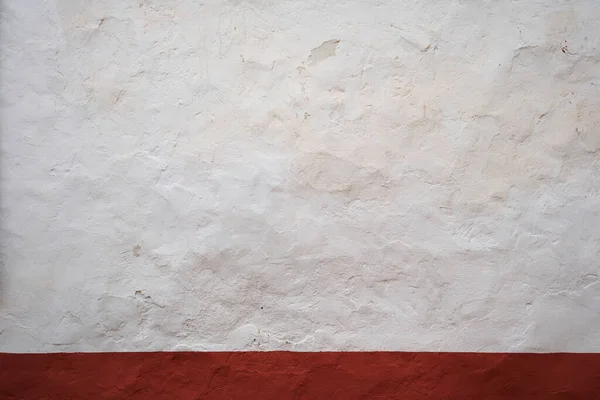 赤いスカートボード スペインのラ マンチャの伝統的な建築と古い白塗りの石灰壁 — ストック写真