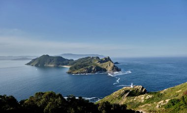 Galiçya Ulusal Parkı, Pontevedra, İspanya 'nın Atlantik Adaları, Islas Cies' deki Da Porta deniz feneri ve San Martino Adası 'nın güzel manzarası 