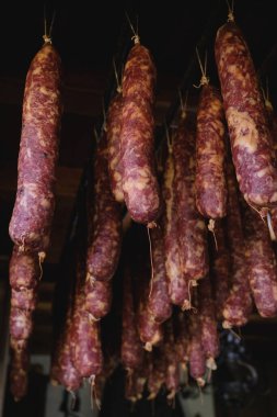 Geleneksel ev yapımı sosisler kurumaya bırakılıyor.