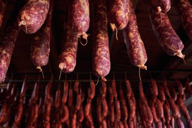 Geleneksel ev yapımı sosisler ve İspanyol sucukları şifa odasında kurutulmak üzere sallanıyor. 