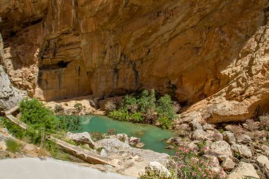Gaitanes Boğazı 'ndaki Guadalhorce Nehri Kanyonu' nda yeşil havuz, Malaga, İspanya 'daki Caminito del Rey geçidi..