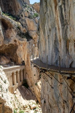 Gaitanes Boğazı 'ndaki Caminito del Rey geçidi, Malaga, İspanya' daki Guadalhorce nehir kanyonu..