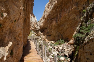Gaitanes Boğazı 'ndaki Caminito del Rey geçidi, Malaga, İspanya' daki Guadalhorce nehir kanyonu..