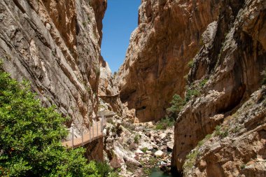 Gaitanes Boğazı 'ndaki Caminito del Rey geçidi, Malaga, İspanya' daki Guadalhorce nehir kanyonu..