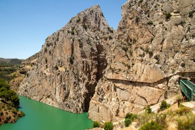 Gaitanes Boğazı 'ndaki Caminito del Rey geçidi, Malaga, İspanya' daki Guadalhorce nehir kanyonu..