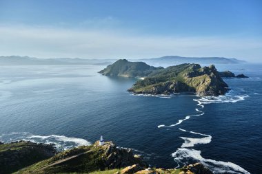 Galiçya Ulusal Parkı, Pontevedra, İspanya 'nın Atlantik Adaları, Islas Cies' deki Da Porta deniz feneri ve San Martino Adası 'nın güzel manzarası