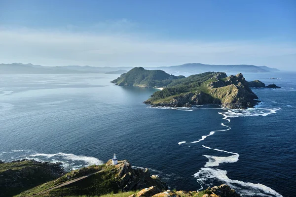 Galiçya Ulusal Parkı, Pontevedra, İspanya 'nın Atlantik Adaları, Islas Cies' deki Da Porta deniz feneri ve San Martino Adası 'nın güzel manzarası