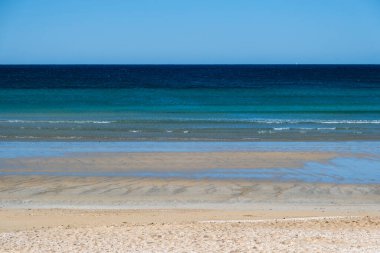 Kumsal ve derin mavi deniz