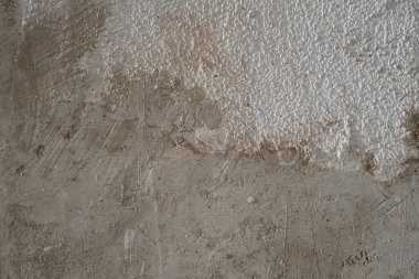 Eski patlamış mısırın tavan duvarına, engebeli desenli çimento kaplama sıvası.  