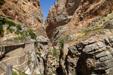Gaitanes Boğazı 'ndaki Caminito del Rey geçidi, Malaga, İspanya' daki Guadalhorce nehir kanyonu..