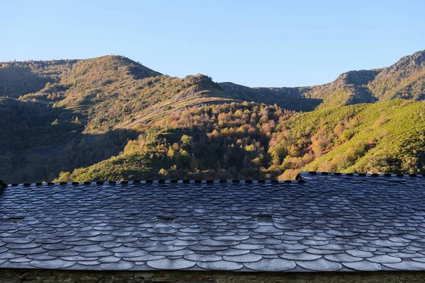 Традиционная Шиферная Крыша Горной Хижине — стоковое фото