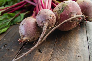 Kichen masasında kırmızı pancar kökleri
