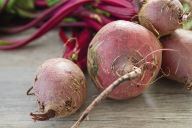 Kichen masasında kırmızı pancar kökleri