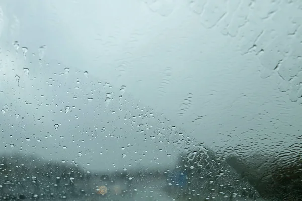 Vezetés Esővel Rossz Láthatóság Csúszós Cseppek Autó Szélvédőjén Elvont Háttér — Stock Fotó