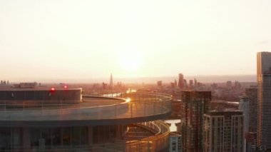 Arena Kulesi Apartmanı 'nın en üst platformuna uç. Thames Nehri 'nin panoramik manzarası büyük şehirde dolanıyor. Gün batımına karşı şehir manzarası. Londra, İngiltere