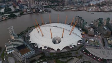 Thames nehri kenarındaki Milenyum Kubbesi 'nin havadan görünüşü. Kuzey Greenwich Yarımadası 'ndaki O2 Arena Iconic konser salonu. Londra, İngiltere