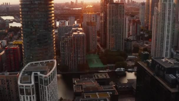 Vip op afsløre skyskrabere i Canary Wharf business center. Aften udsigt over moderne bydel før solnedgang. London, Det Forenede Kongerige – Stock-video