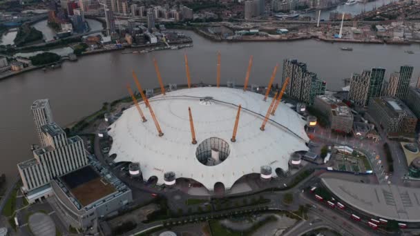 Vista aérea da Cúpula do Milénio na margem do rio Tamisa. Concerto icônico Hall of O2 Arena na Península de Greenwich do Norte. Londres, Reino Unido — Vídeo de Stock