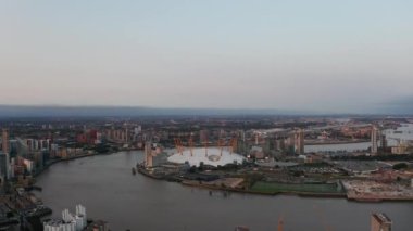 Greenwich Yarımadası 'ndaki Milenyum Kubbesi' nin havadan görünüşü. Günbatımında Thames nehri kıyısındaki O2 eğlence bölgesi. Londra, İngiltere