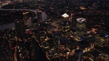 Fütürist Canary Wharf kentsel bölgesinde gökdelenlerin hava görüntüleri. Geceleri Kanada Meydanı 'nın etrafındaki büyük ofis binaları. Londra, İngiltere