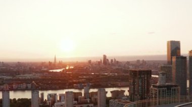 Arena Kulesi 'nin tepesinin tersten görünümü. Gün batımına karşı ufuk çizgisi olan şehrin panoramik manzarası. Londra, İngiltere