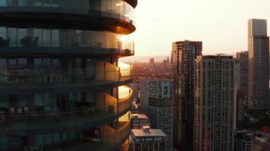 Arena Kulesi 'nin etrafındaki balkonların görüntülerini toplayın. Güneşin batışıyla aydınlandı. Londra, İngiltere