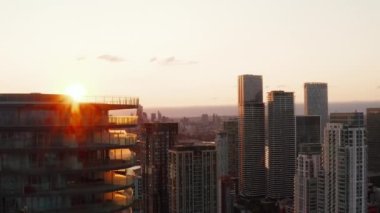 Baltimore Kulesi 'nin tepesinden uç, uzun, modern bir gökdelen. Gün batımında Canary Wharf 'taki ofis binalarını finansal ve ekonomik merkezleri ve şehir manzaralarını gözler önüne sermek. Londra, İngiltere