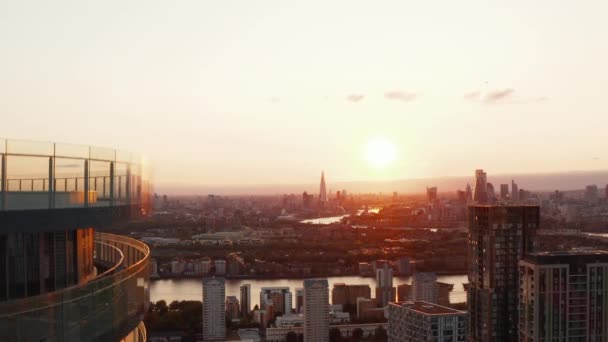Un disparo de gran ciudad al atardecer. Skyline con rascacielos en múltiples centros financieros de la ciudad. Londres, Reino Unido — Vídeos de Stock