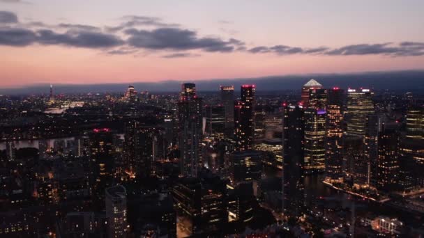 Akşam şehrinin hava panoramik görüntüleri. Günbatımından sonra pencereleri ışıklandırılmış modern ofis binaları. Londra, İngiltere — Stok video