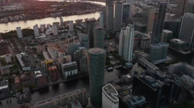 Su kanalı etrafında gelecekten gelen binalar olan modern ticaret bölgesinin kamera görüntüleri. Gün batımında Canary Wharf 'ın havadan görünüşü. Londra, İngiltere