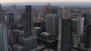 Şehir merkezindeki gökdelenlerin yüksek manzarası. Modern fütüristik iş ve ofis ilçesi. Gün batımında hava manzarası. Londra, İngiltere