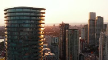 Gün batımında Arena Kulesi 'nin gökdeleninde forvetler uçar. Şehrin panoramik akşam manzarası ortaya çıkıyor. Londra, İngiltere