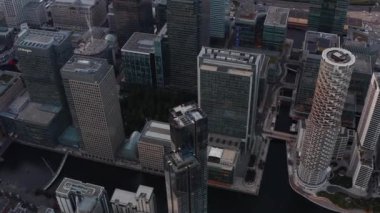 Şehir merkezindeki gökdelenlerin kamera görüntülerini kaydır. Modern fütüristik iş finansal ve ekonomik merkez Canary Wharf. Londra, İngiltere