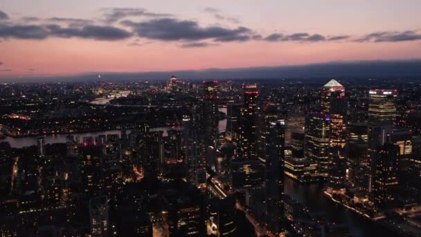 Sätter upp bilder av stadsbilden i skymningen. Kvällsantenn panoramautsikt över centrum med höga skyskrapor. London, Förenade kungariket — Stockvideo